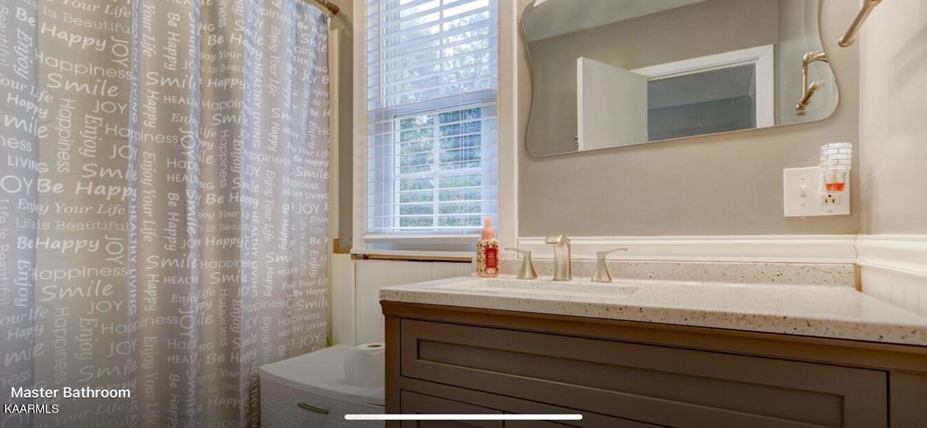 23 Outer Drive Oak Ridge, TN 37830 - Photo 14 of 22 23 Outer master bath