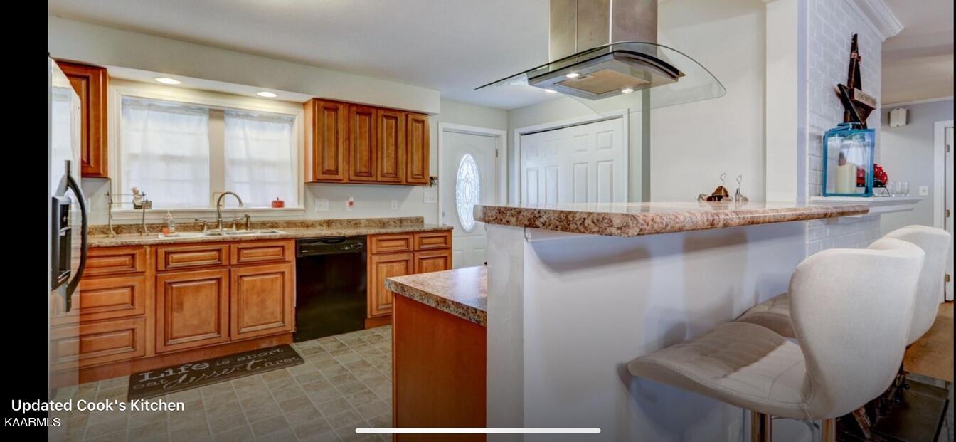 23 Outer Drive Oak Ridge, TN 37830 - Photo 10 of 22 23 Outer Kitchen island