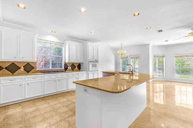 a view of entryway with a front door