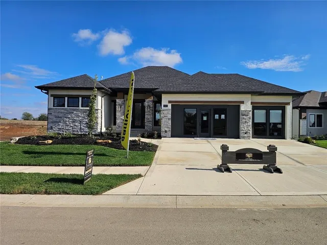 $983,770 | 11209 South Sunray Drive, Olathe, KS 66061