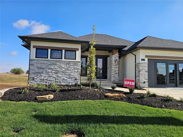 $983,770 | 11209 South Sunray Drive, Olathe, KS 66061