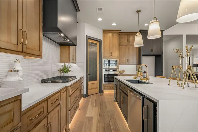 $983,770 | 11209 South Sunray Drive, Olathe, KS 66061