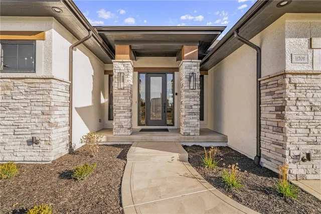 $983,770 | 11209 South Sunray Drive, Olathe, KS 66061