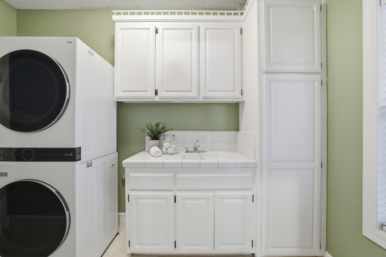 4330 Hale Ranch Lane Fair Oaks, CA 95628 - Photo 41 of 77 a utility room with dryer and washer