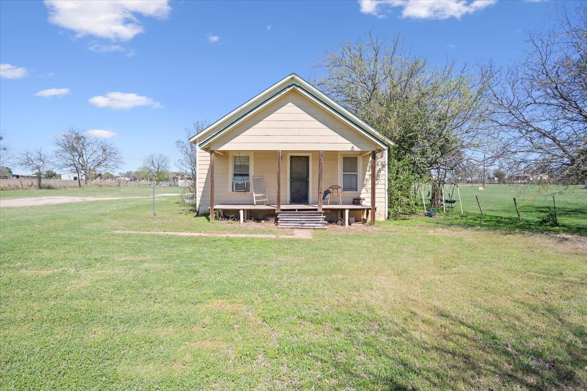 2804 Auction Barn Road Belton, TX 76513 - Photo 2 of 22 Bungalow-style house with covered porch and a front lawn