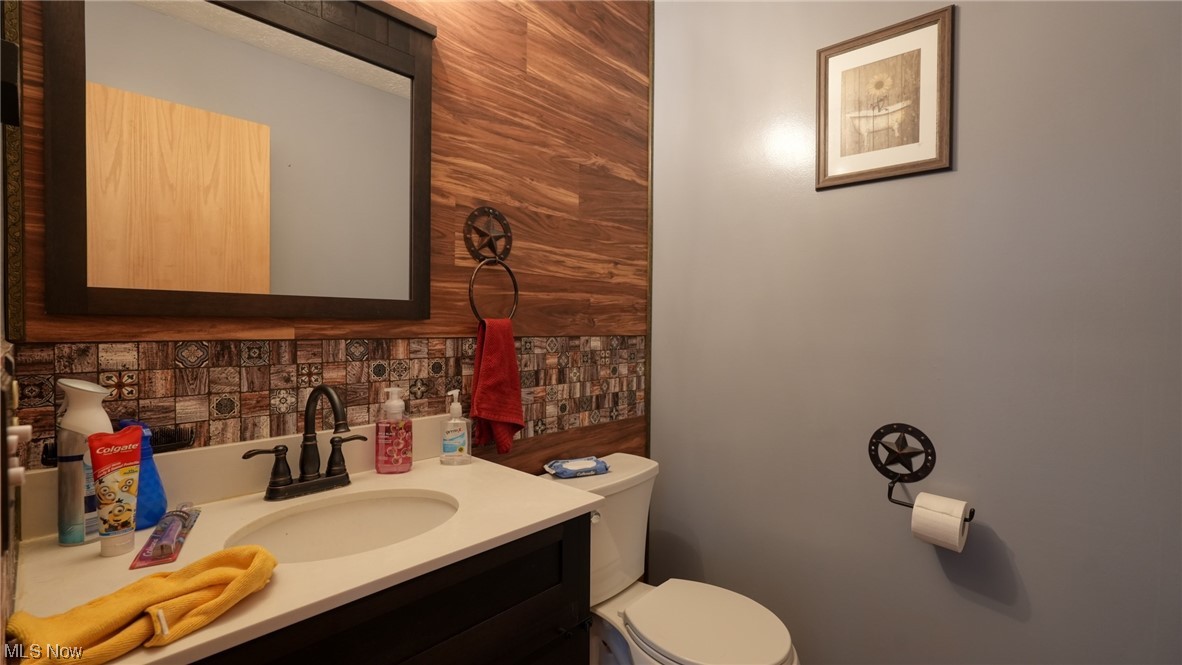 3752 Holmes Road Cambridge, OH 43725 - Photo 17 of 50 Bathroom with backsplash, toilet, and oversized vanity