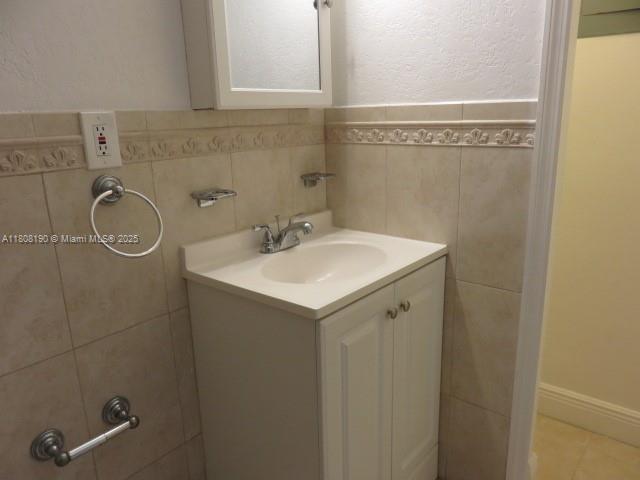 435 East 52nd Street Hialeah, FL 33013 - Photo 27 of 41 Bathroom # 3
