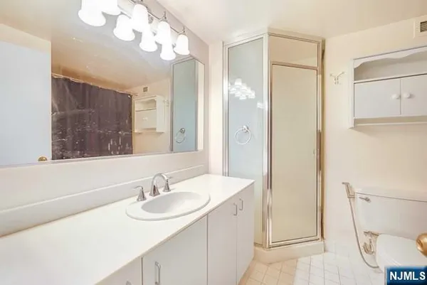 $2,800 | 1055 River Road, Unit 814, Edgewater, NJ 07020