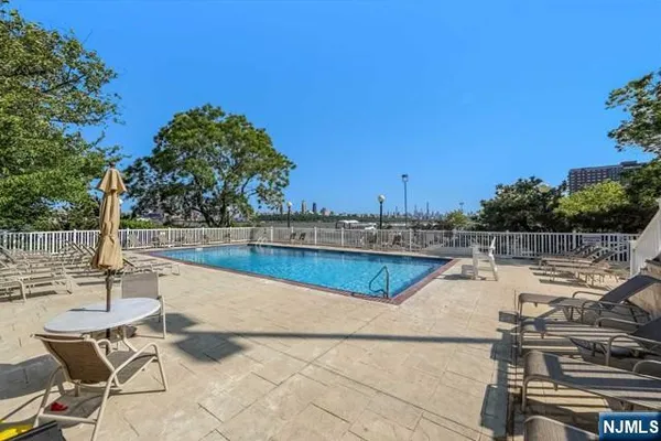 $2,800 | 1055 River Road, Unit 814, Edgewater, NJ 07020