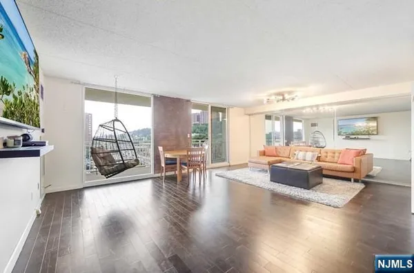 $2,800 | 1055 River Road, Unit 814, Edgewater, NJ 07020