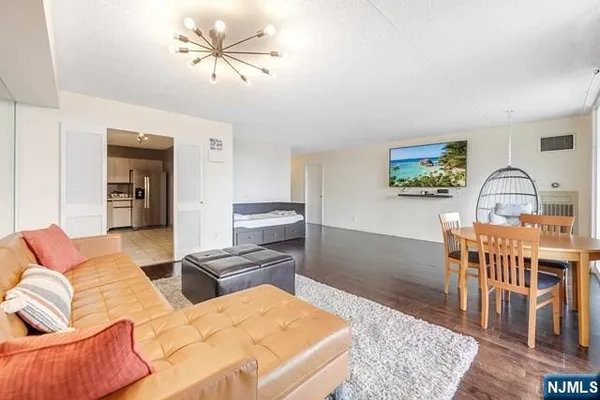 $2,800 | 1055 River Road, Unit 814, Edgewater, NJ 07020