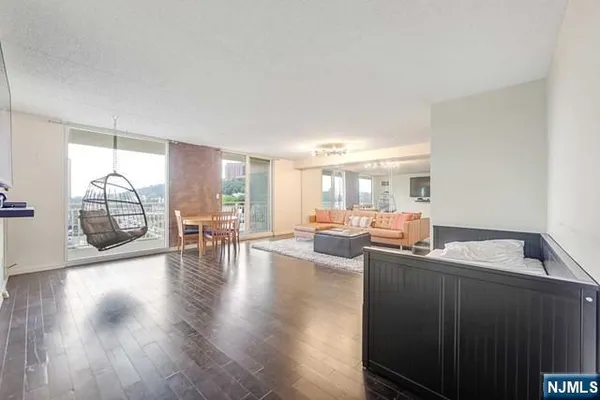 $2,800 | 1055 River Road, Unit 814, Edgewater, NJ 07020