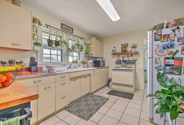 $389,900 | 200-202 Main Street West, Mount Carmel, TN 37645