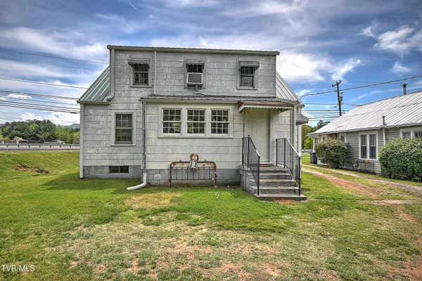 $389,900 | 200-202 Main Street West, Mount Carmel, TN 37645