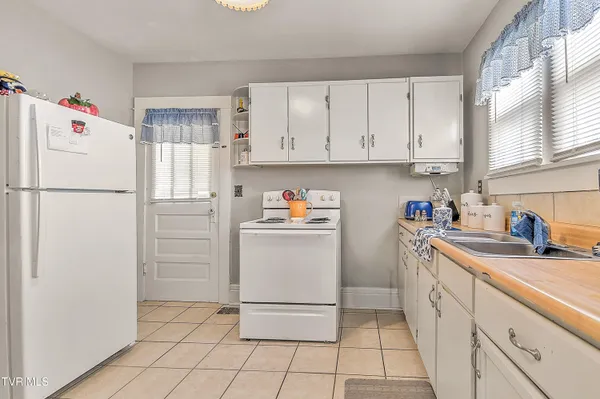 $389,900 | 200-202 Main Street West, Mount Carmel, TN 37645