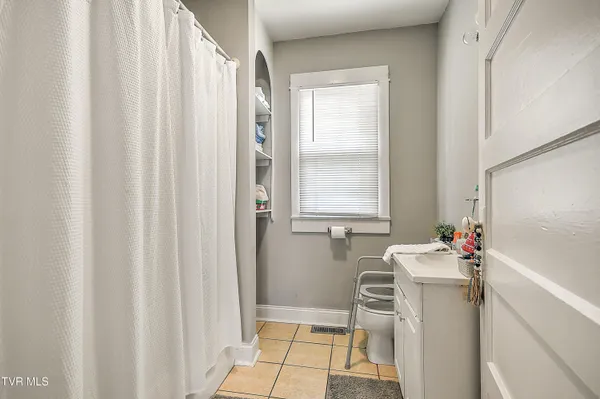 $389,900 | 200-202 Main Street West, Mount Carmel, TN 37645