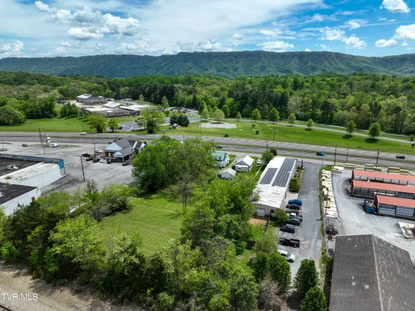 $389,900 | 200-202 Main Street West, Mount Carmel, TN 37645