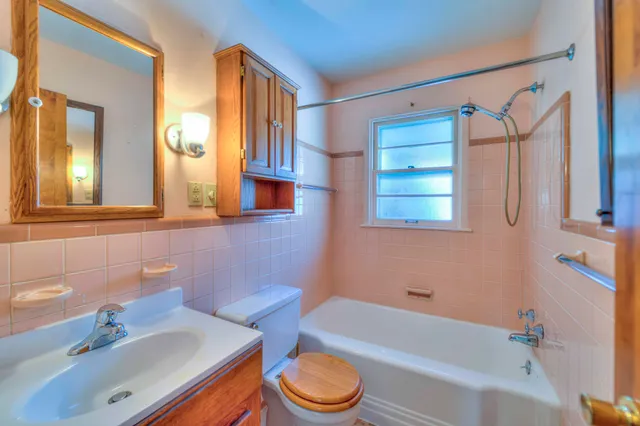 $179,900 | 1031 South Durand Street, Jackson, MI 49203