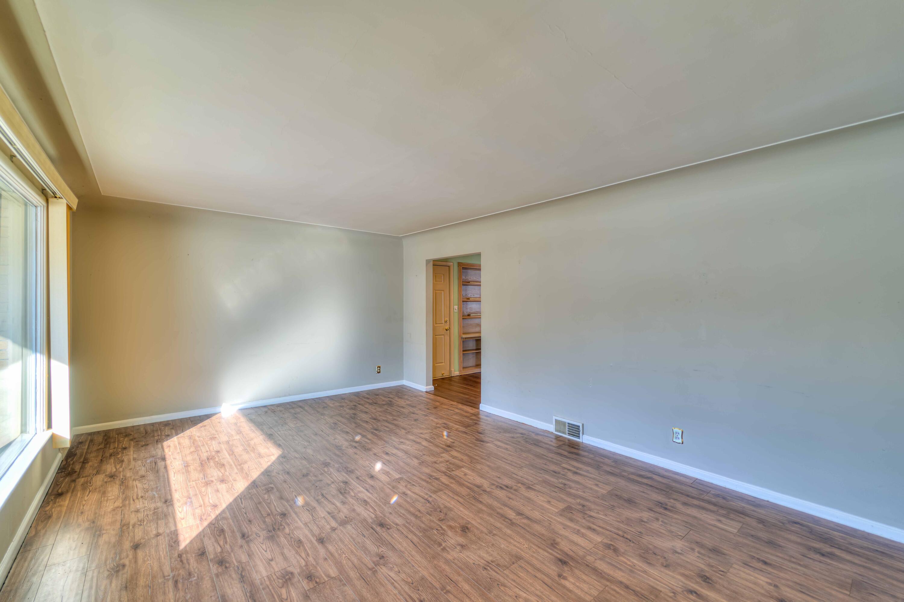 1031 South Durand Street Jackson, MI 49203 - Photo 3 of 22 1031 S Durand 09