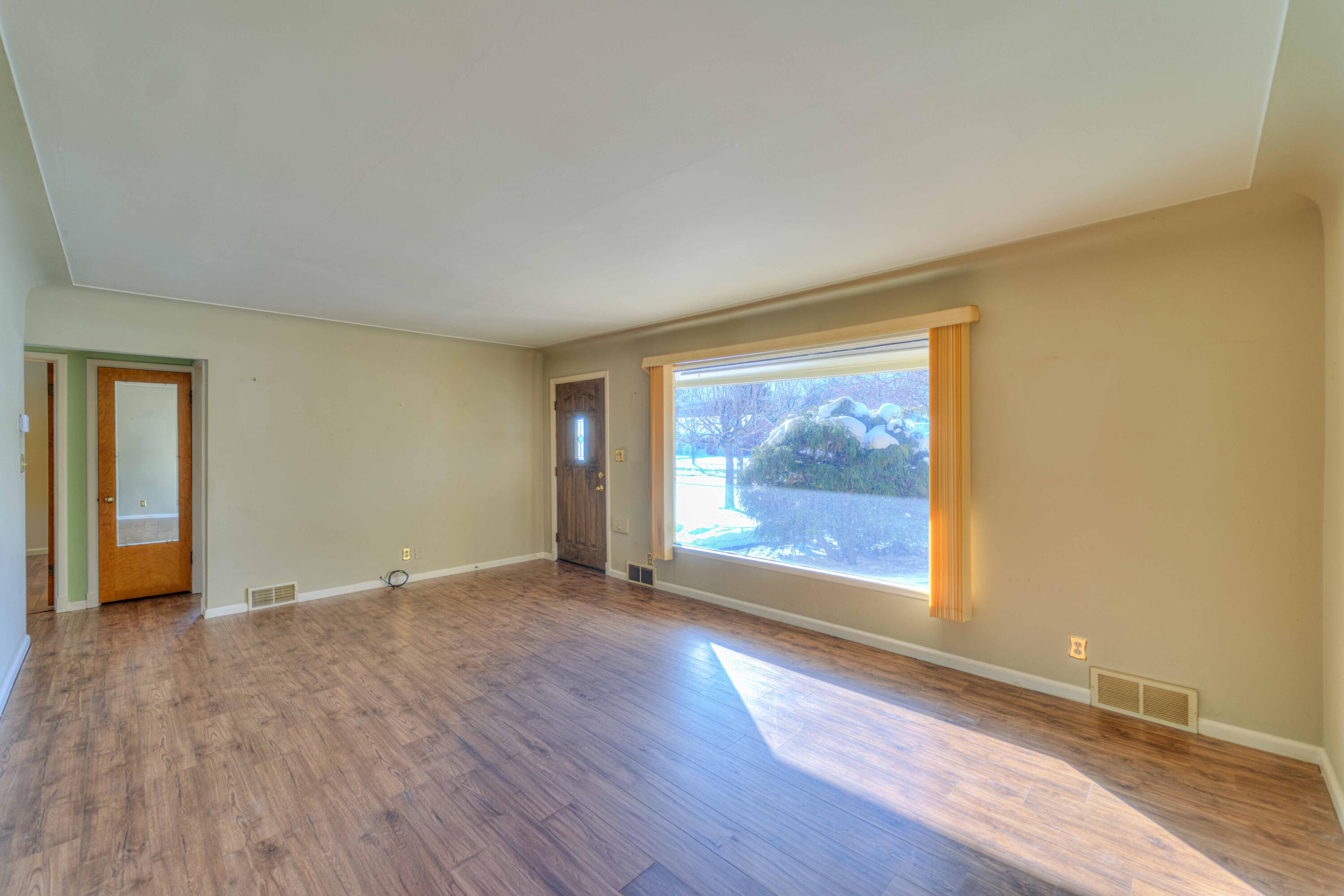 1031 South Durand Street Jackson, MI 49203 - Photo 4 of 22 1031 S Durand 10