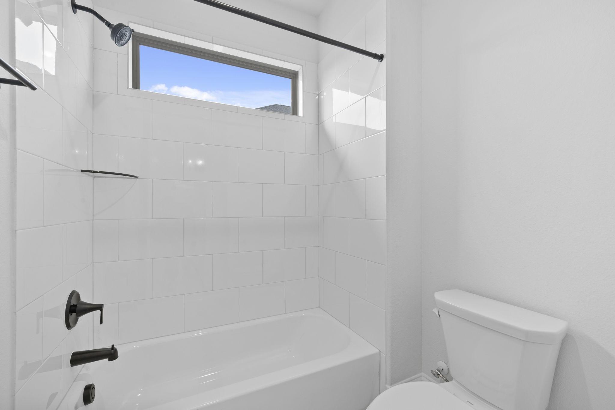 648 Cross Timbers Trace Hempstead, TX 77445 - Photo 11 of 40 a bathroom with a bathtub and a toilet