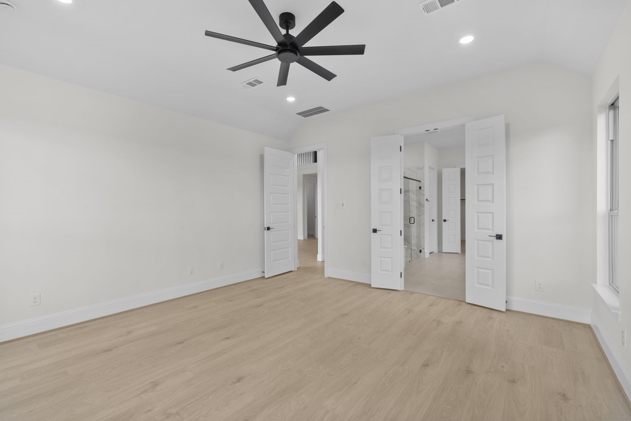 648 Cross Timbers Trace Hempstead, TX 77445 - Photo 23 of 40 an empty room with closet and a ceiling fan