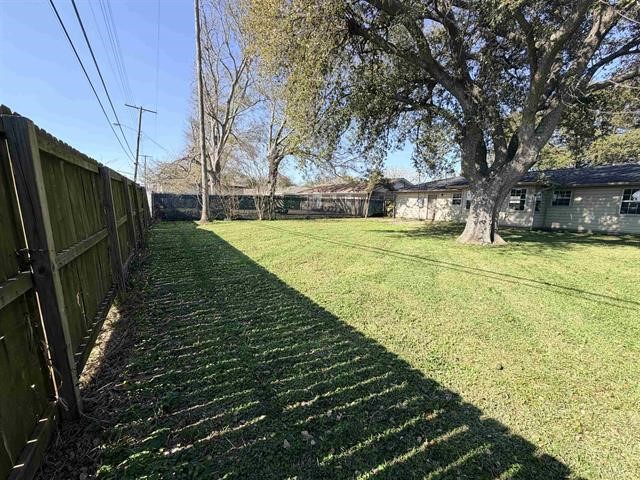 2649 Azalea Avenue Groves, TX 77619 - Photo 15 of 33