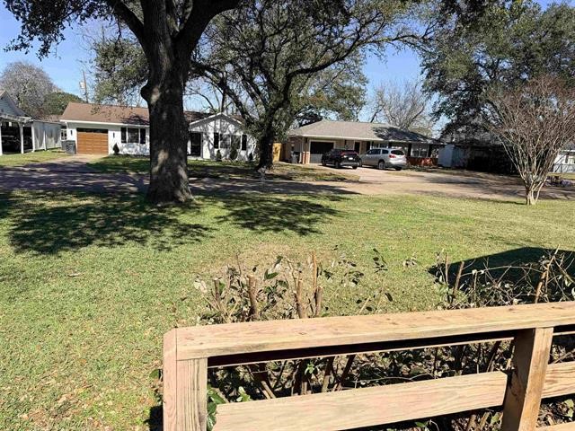 2649 Azalea Avenue Groves, TX 77619 - Photo 5 of 33