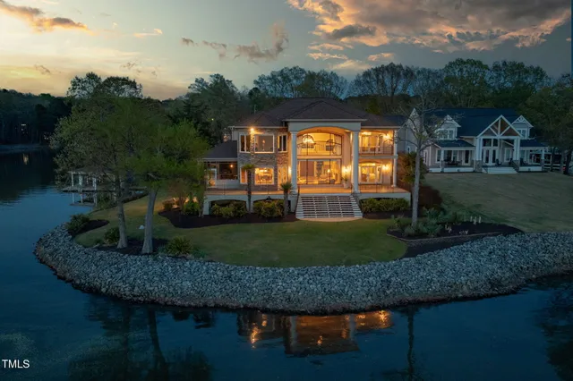 a picture of a room with a floor plan