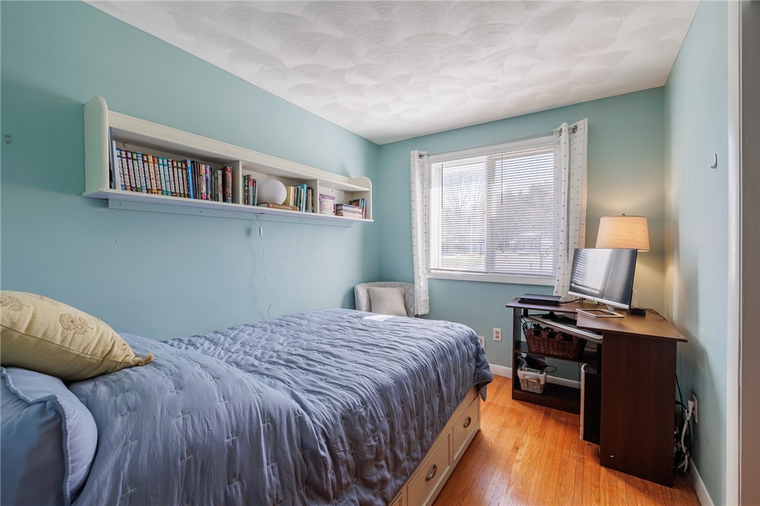 918 Copper Kettle Road Webster, NY 14580 - Photo 17 of 30 Bedroom #2, shelf on wall remains.