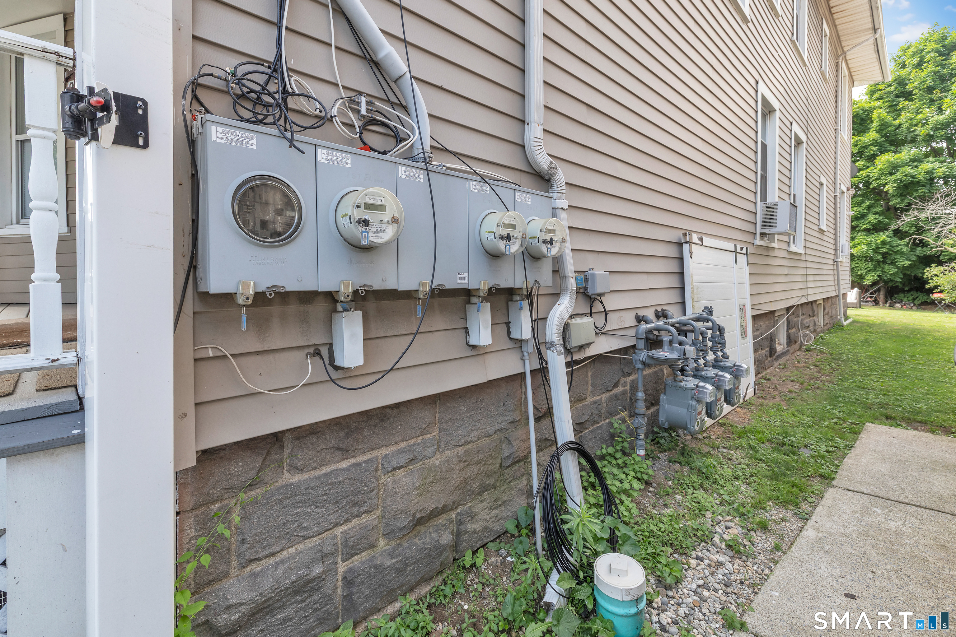 189 Wells Street Bridgeport, CT 06606 - Photo 4 of 40 Each Tenant has their own gas and electric meter