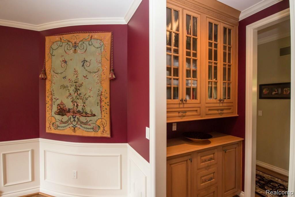 590 Sheldon Court Rochester, MI 48306 - Photo 26 of 99 26 DR Butlers Pantry.jpg
