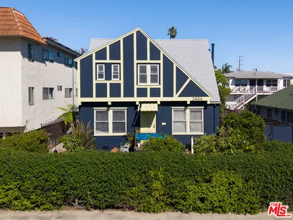 a view of a house with yard and plants