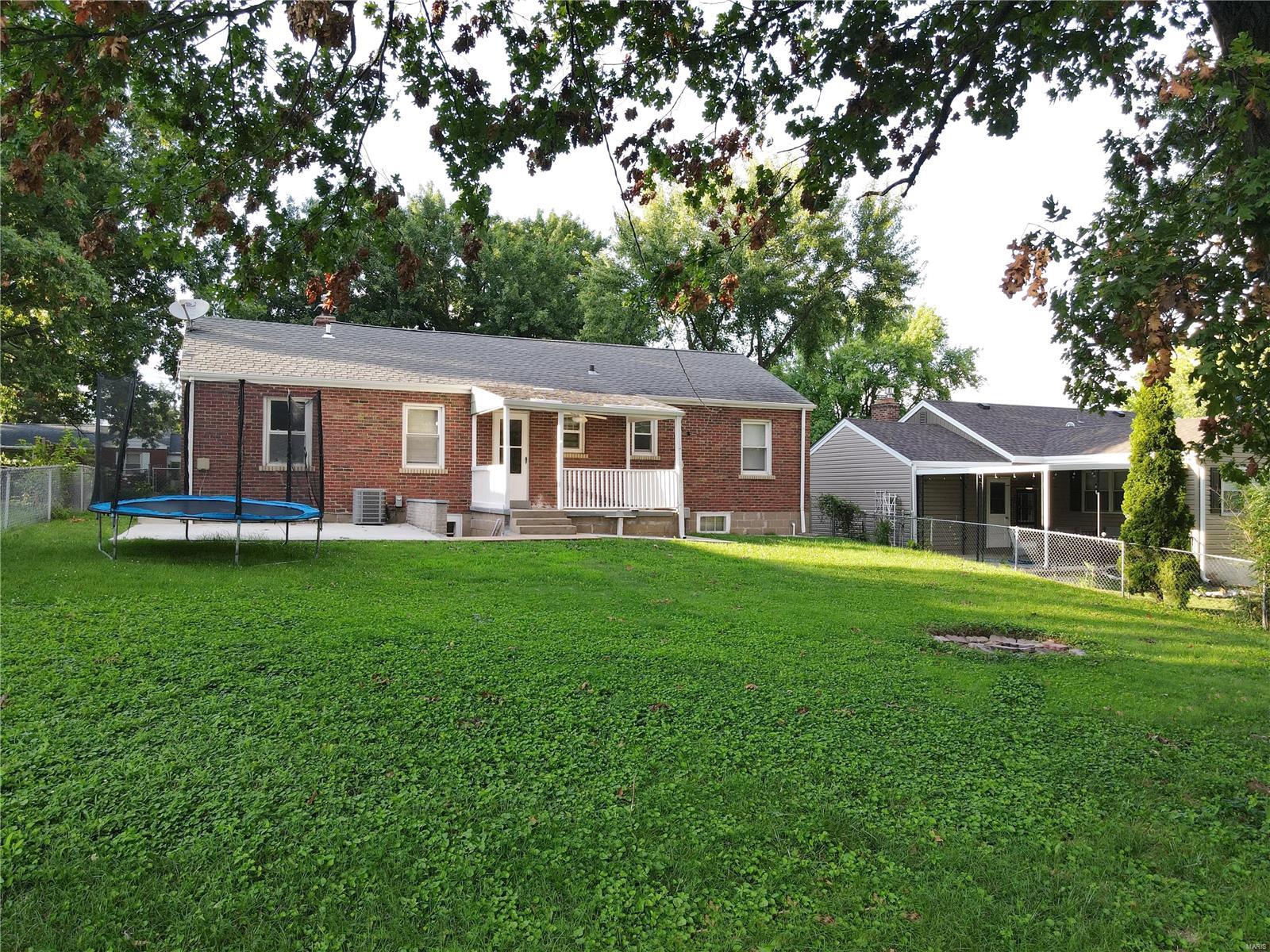 9234 Alpine Drive St. Louis, MO 63123 - Photo 3 of 40