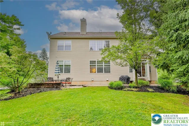 a view of a house with backyard and garden