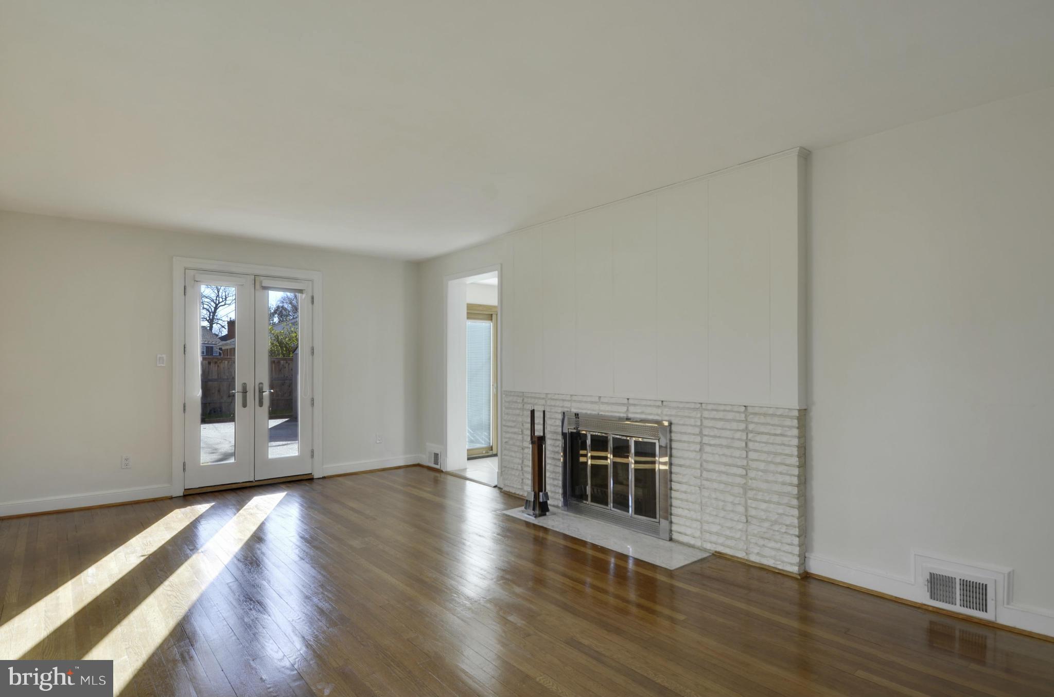 1602 Roxanna Road Northwest Washington, DC 20012 - Photo 6 of 18 Living Room