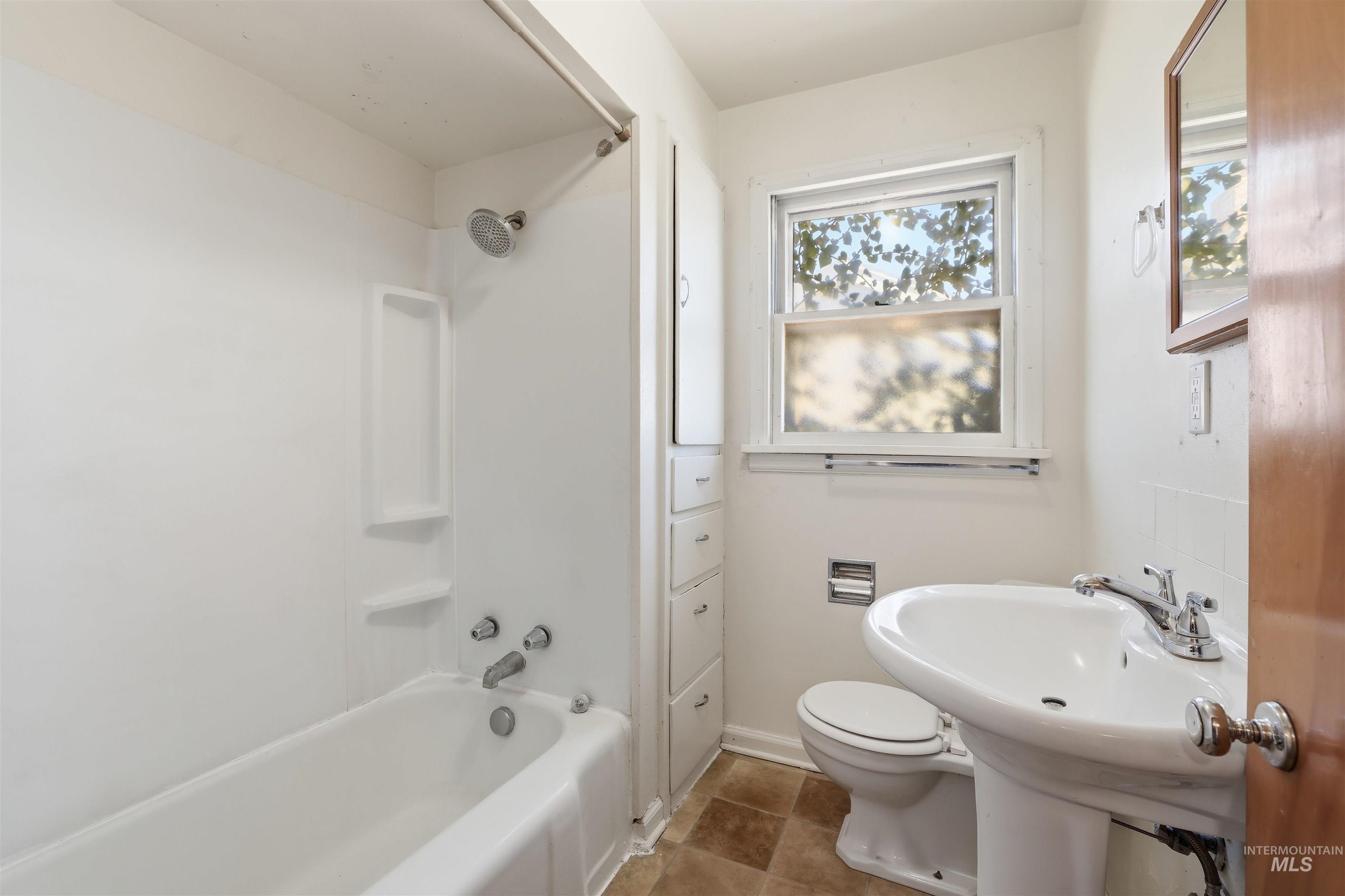 116 13th Avenue North Buhl, ID 83316 - Photo 9 of 37 Full bath featuring toilet and shower / tub combination