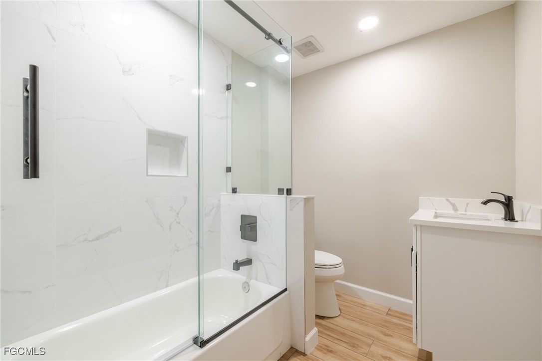 14502 Riverside Drive Fort Myers, FL 33905 - Photo 20 of 33 a bathroom with a bathtub and a toilet