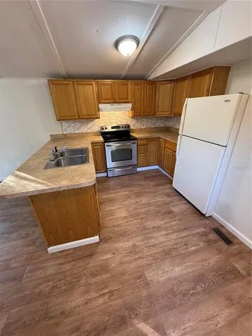 a view of a house with backyard