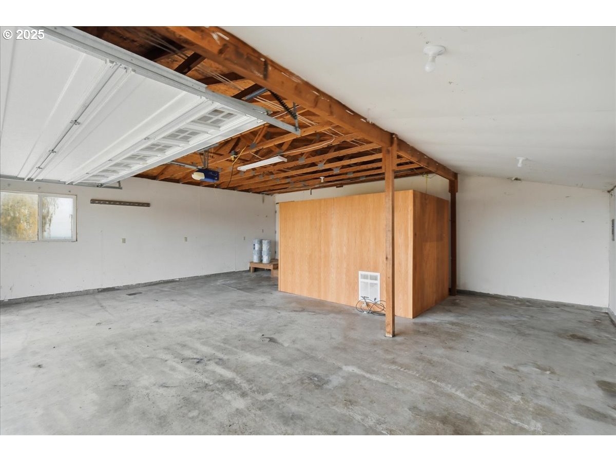 499 Alderdale Road Prosser, WA 99350 - Photo 27 of 41 a view of an empty room