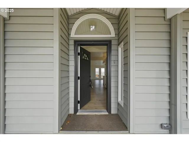 a view of entryway with a door