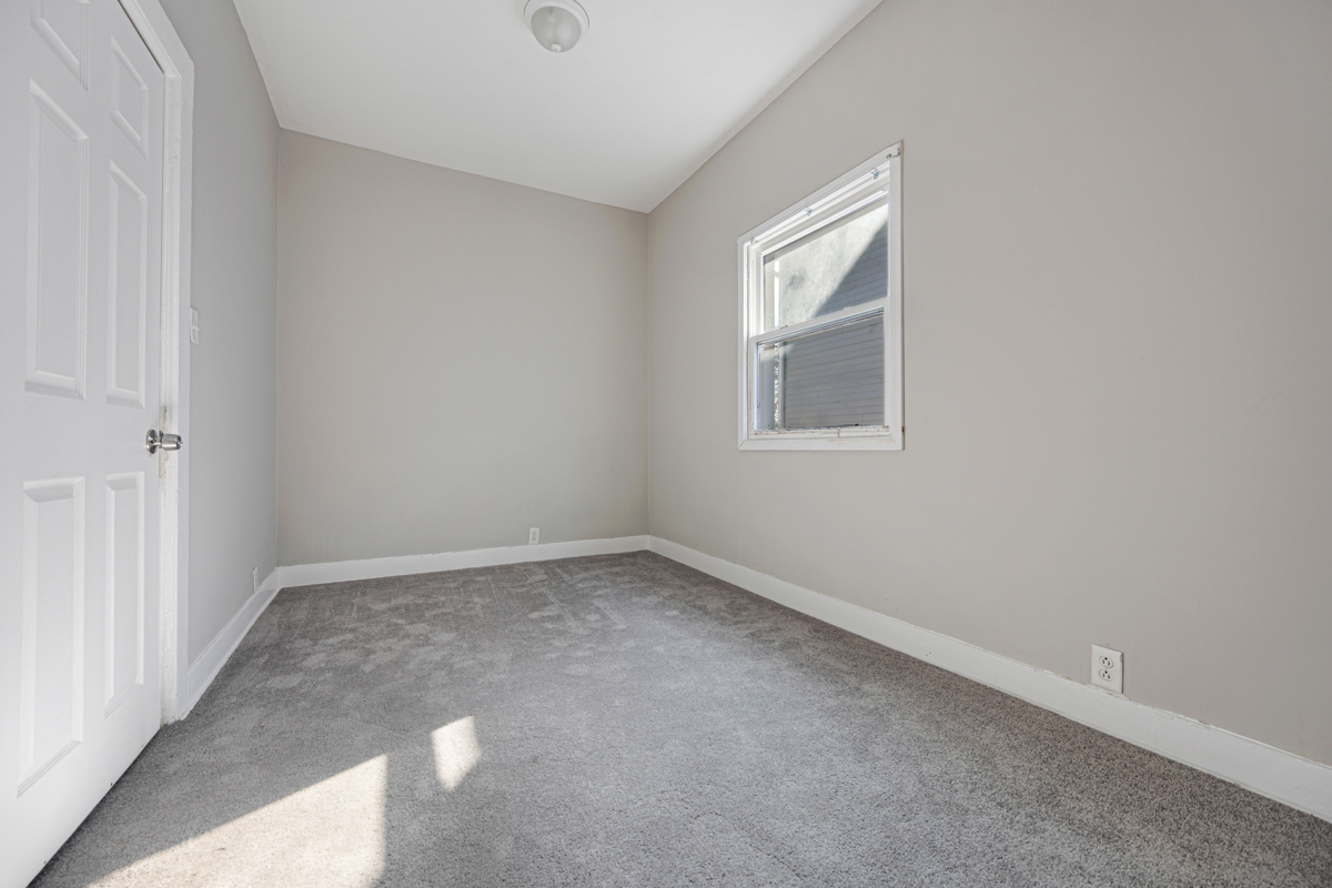 464 Prospect Boulevard Elgin, IL 60120 - Photo 6 of 17 an empty room with a window