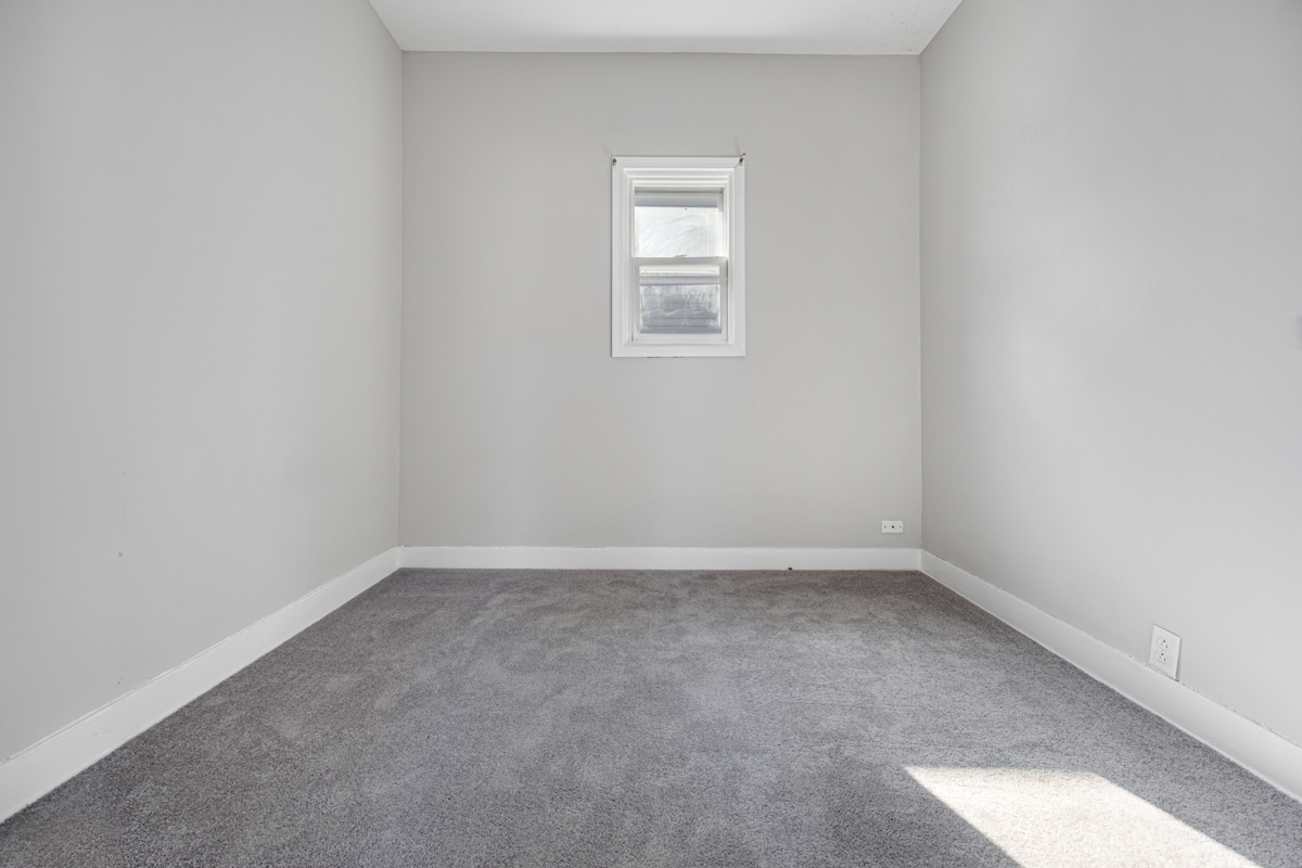464 Prospect Boulevard Elgin, IL 60120 - Photo 7 of 17 an empty room with a window