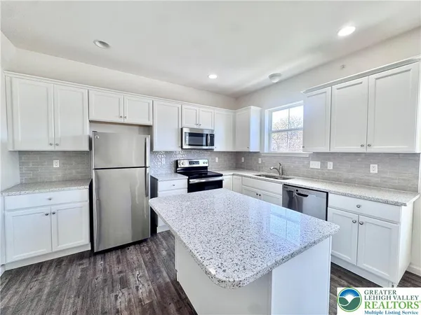 $1,900 | 315 East Stone Alley, Unit 3, Alburtis, PA 18011