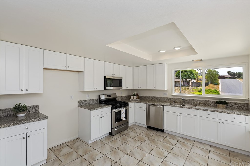 7571 Frazer Drive Riverside, CA 92509 - Photo 13 of 34 Kitchen