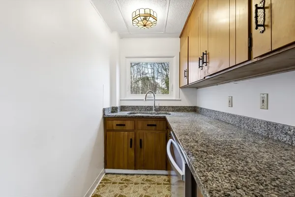 $2,500 | 32 Fall River Avenue, Unit 1, Seekonk, MA 02771