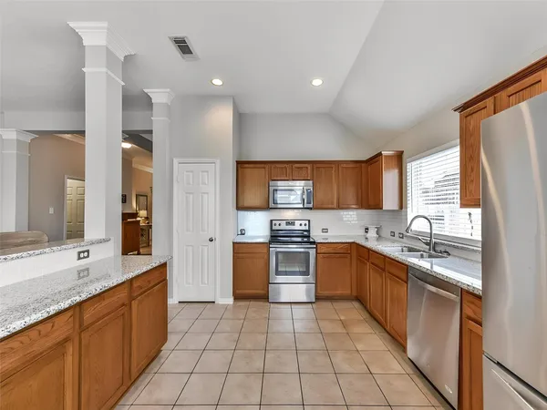 $2,500 | 7611 Waterlilly Lane, Pearland, TX 77581