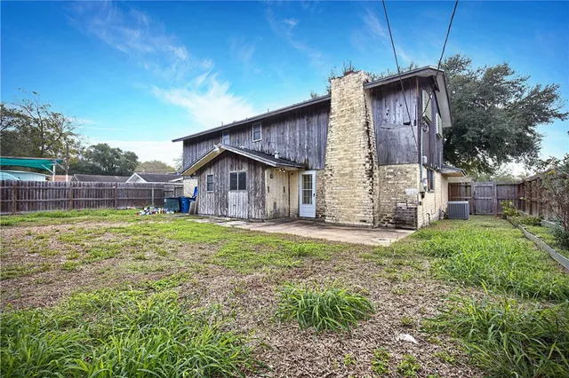 a house view with a outdoor space