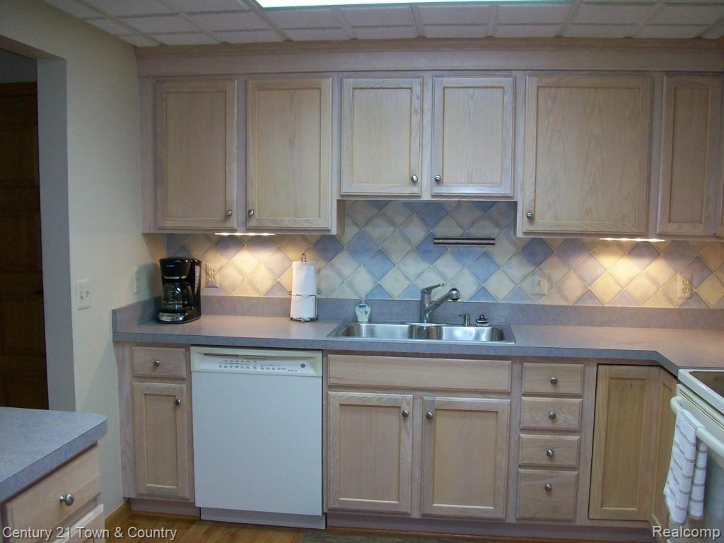 969 GreenView Court, Unit 38 Rochester, MI 48307 - Photo 13 of 37 13-100_1809.jpg