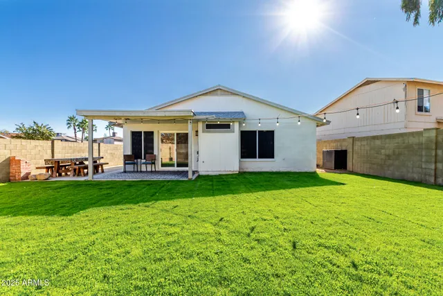 a view of a house with backyard
